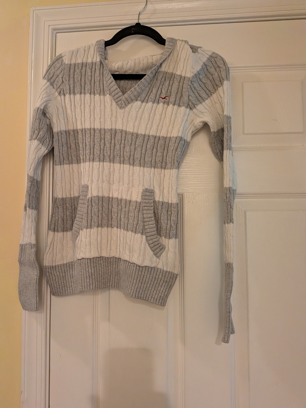Hollister Women's Gray & White Striped Cable-Knit V-Neck Sweater